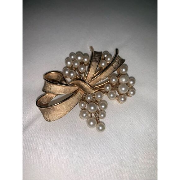 Vintage Large Crown Trifari Faux Pearls Brushed Gold Tone Berris Branch Brooch P - Picture 6 of 14